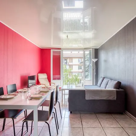 Spacious Near Subway 아파트 리옹