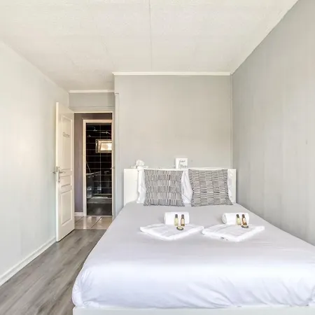 Spacious Near Subway Apartment *