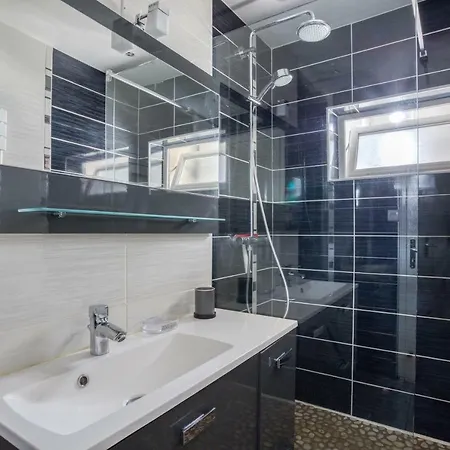 Spacious Near Subway *